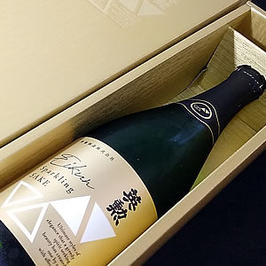 pM SPARKLING SAKE